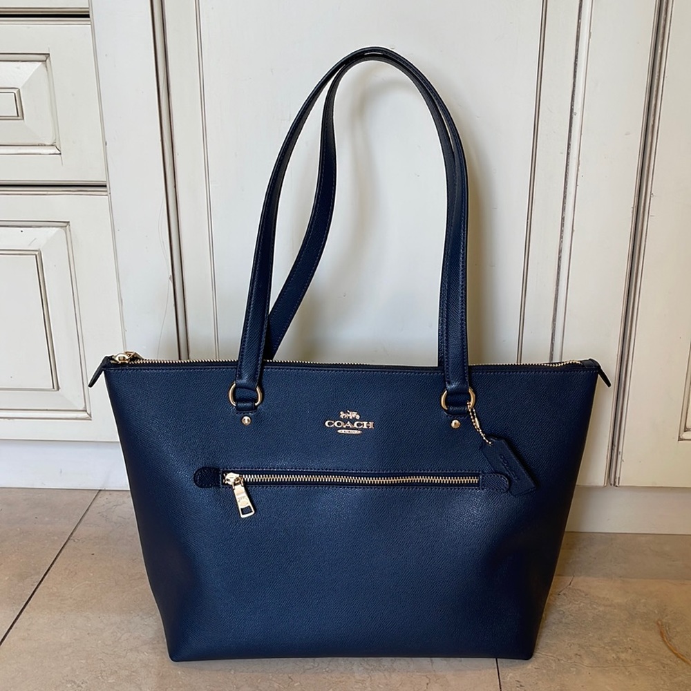 Beautiful Coach Gallery Tote (MSRP $328) navy blue leather